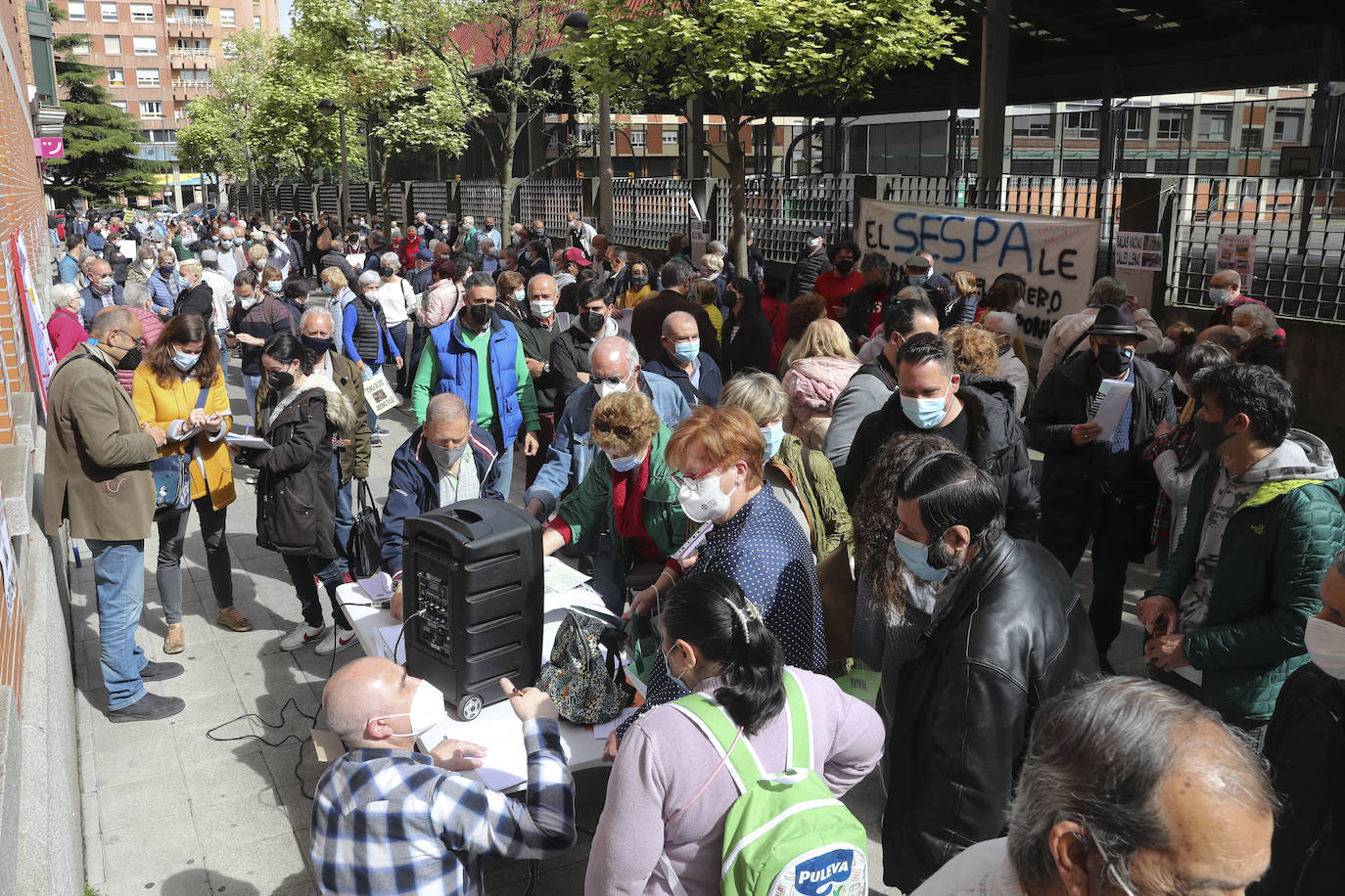 Continúan las movilizaciones programadas por la Federación de Asociaciones de Vecinosde Gijón en materia de recortes de sanidad. El colectivo solicita la vuelta a la atención presencial, la apertura de todos los centros de salud en horario de atención continuada y más personal e inversión en Atención Primaria. La concentración tuvo lugar en el edificio de Gerencia del Área V del Centro de Salud Severo Ochoa, donde presentaron un análisis de los resultados de la encuesta de valoración de los ciudadanos sobre las medidas socio económicas y de asistencia sanitaria durante la pandemia.