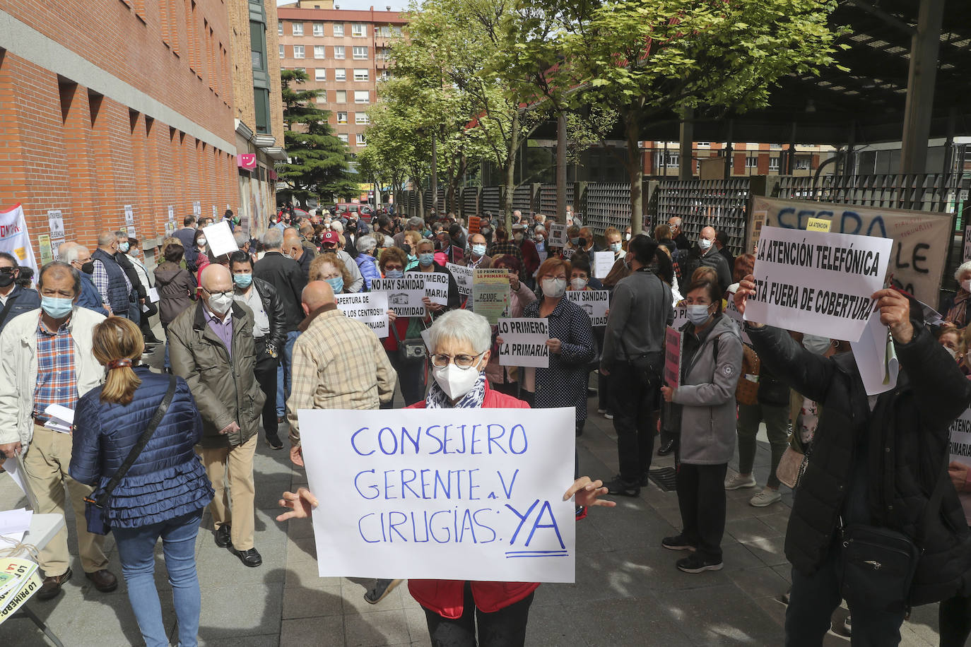 Continúan las movilizaciones programadas por la Federación de Asociaciones de Vecinosde Gijón en materia de recortes de sanidad. El colectivo solicita la vuelta a la atención presencial, la apertura de todos los centros de salud en horario de atención continuada y más personal e inversión en Atención Primaria. La concentración tuvo lugar en el edificio de Gerencia del Área V del Centro de Salud Severo Ochoa, donde presentaron un análisis de los resultados de la encuesta de valoración de los ciudadanos sobre las medidas socio económicas y de asistencia sanitaria durante la pandemia.