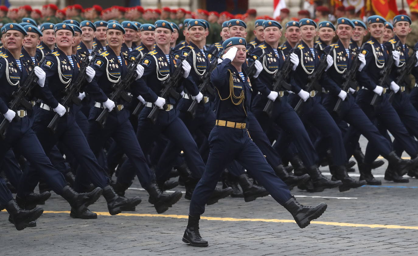 Rusia conmemora el Día de la Victoria contra la Alemania nazi con un desfile militar en la Plaza Roja de Moscú