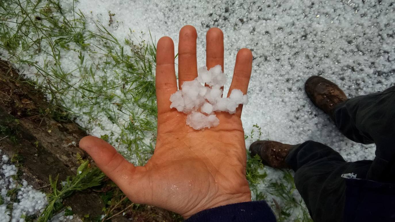 Las lluvias serán protagonistas durante toda esta semana en Asturias. La región ha vivido un lunes lluvioso, con cielos cubiertos que han dejado granizo en algunos puntos el interior. 