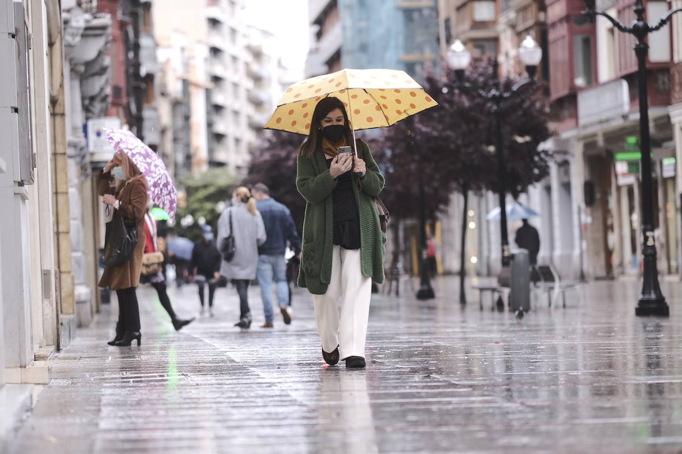 Las lluvias serán protagonistas durante toda esta semana en Asturias. La región ha vivido un lunes lluvioso, con cielos cubiertos que han dejado granizo en algunos puntos el interior. 