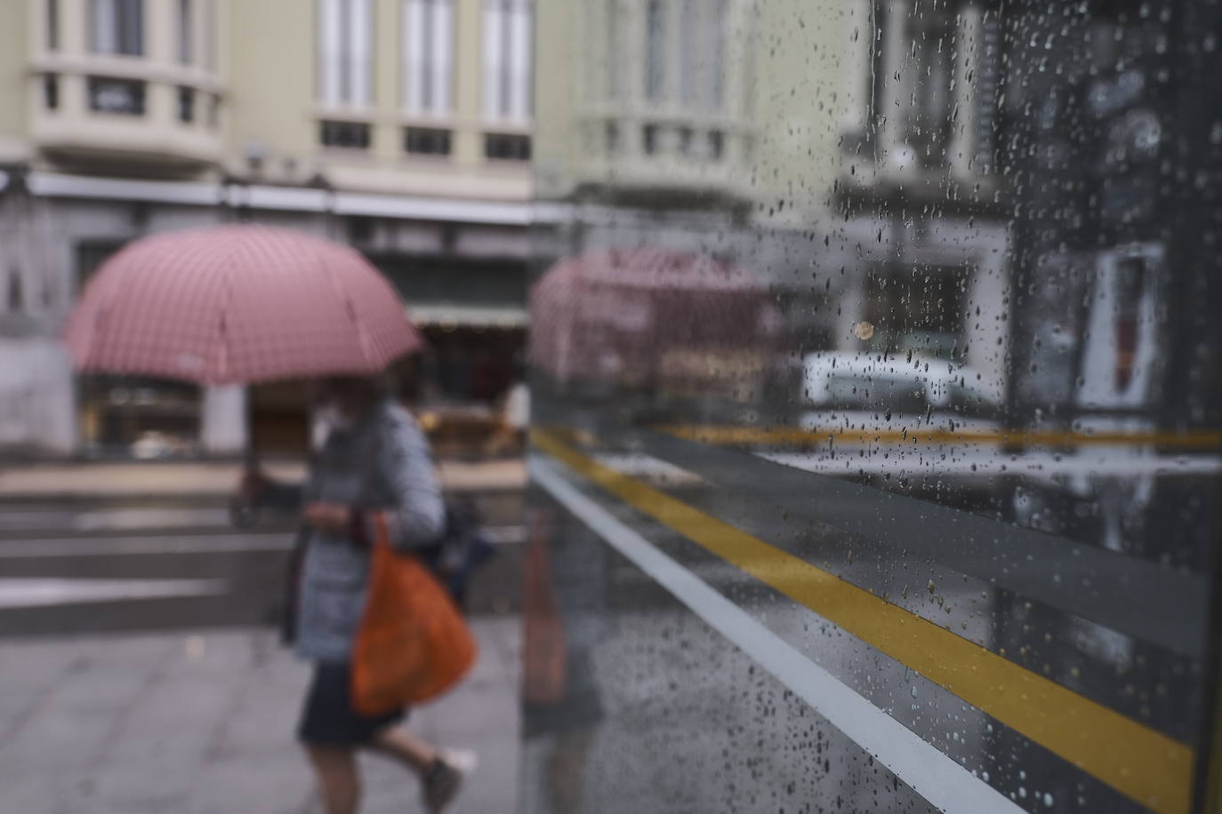 Las lluvias serán protagonistas durante toda esta semana en Asturias. La región ha vivido un lunes lluvioso, con cielos cubiertos que han dejado granizo en algunos puntos el interior. 