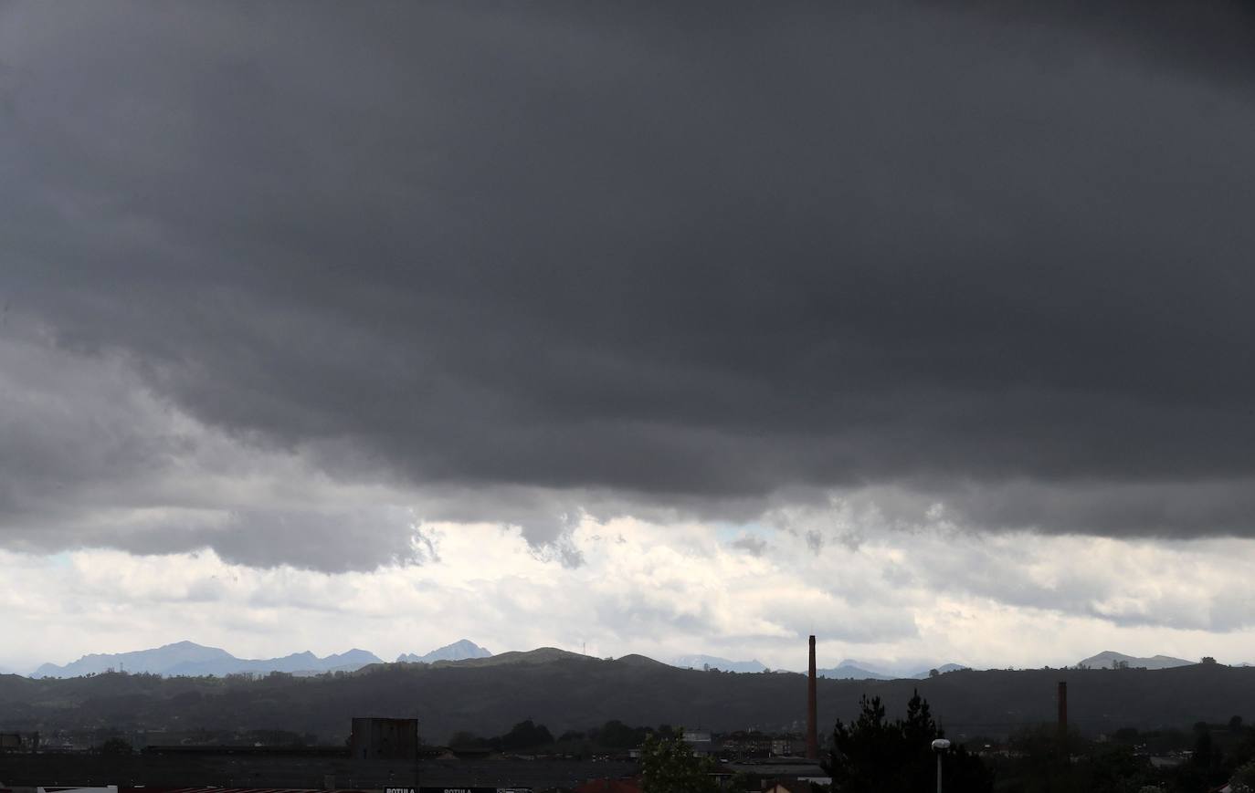 Las lluvias serán protagonistas durante toda esta semana en Asturias. La región ha vivido un lunes lluvioso, con cielos cubiertos que han dejado granizo en algunos puntos el interior. 