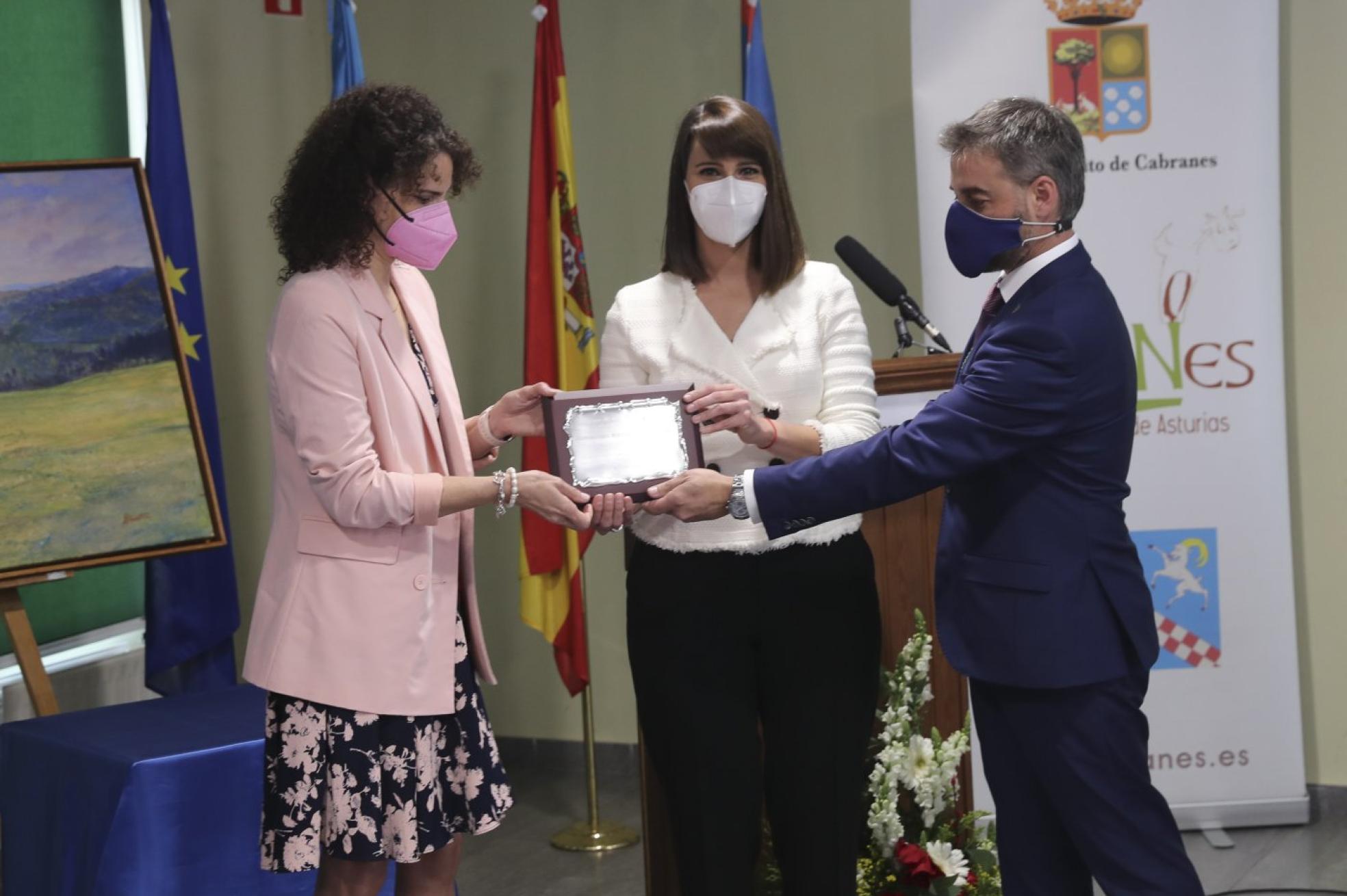 Gerardo Fabián entrega el 'Grano de Oro' a Noelia Díaz y Nuria Blanco.