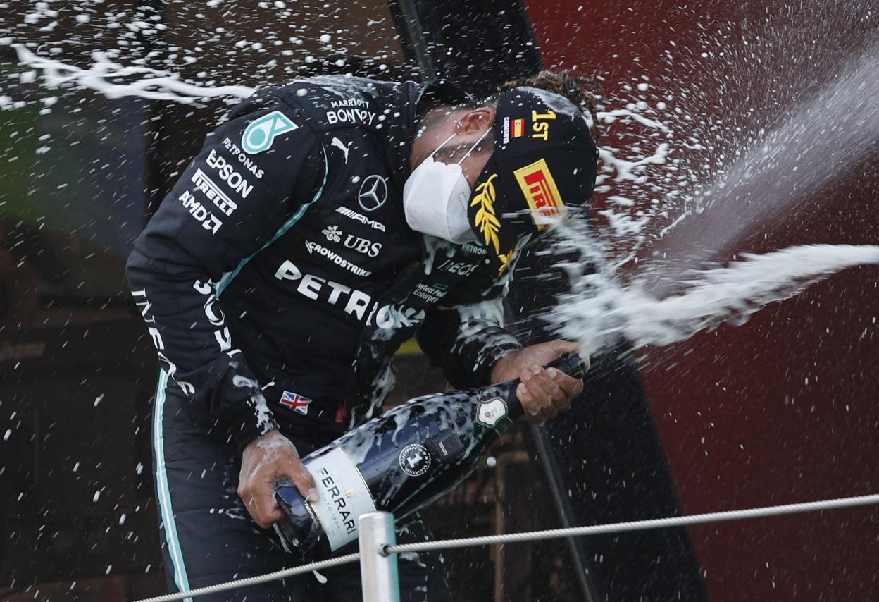 Hamilton, en la ceremonia del podio tras ganar en Montmeló. 