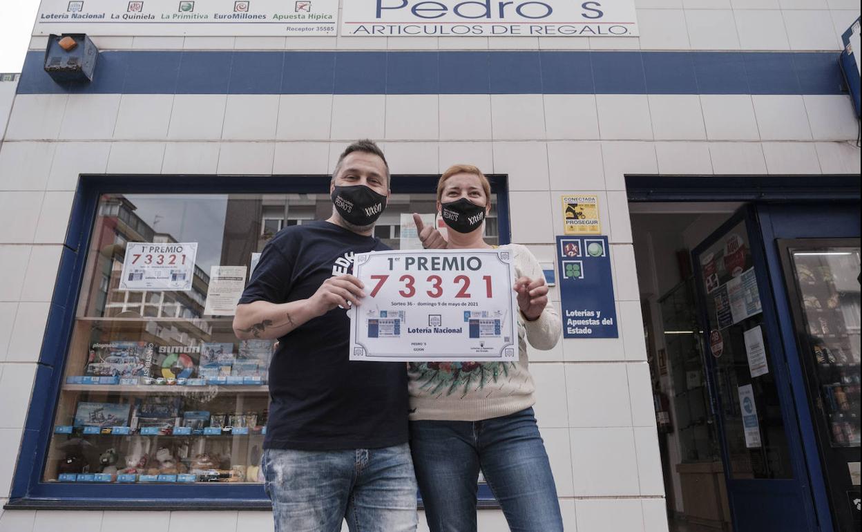 Pedro Martínez (propietario) y Neri Prendes (trabajadora)