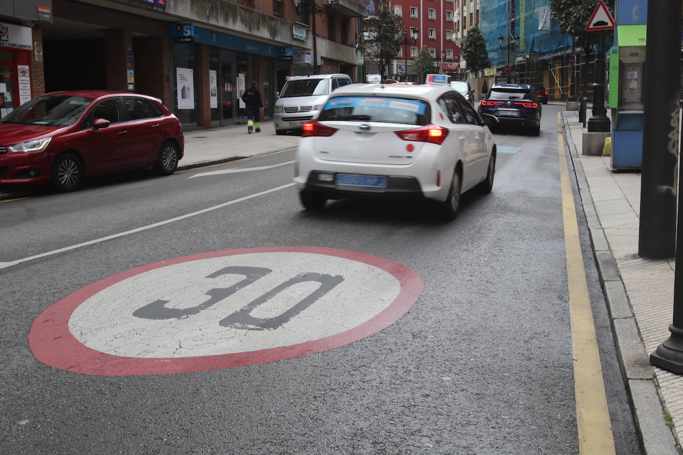 Asturias estrena este martes los nuevos límites de velocidad. A partir de ahora, en todas las calles de las ciudades asturianas con un solo carril por sentido se establece una velocidad máxima de 30 kilómetros por hora, en cumplimiento del nuevo Reglamento de Circulación promovido por la Dirección General de Tráfico. 