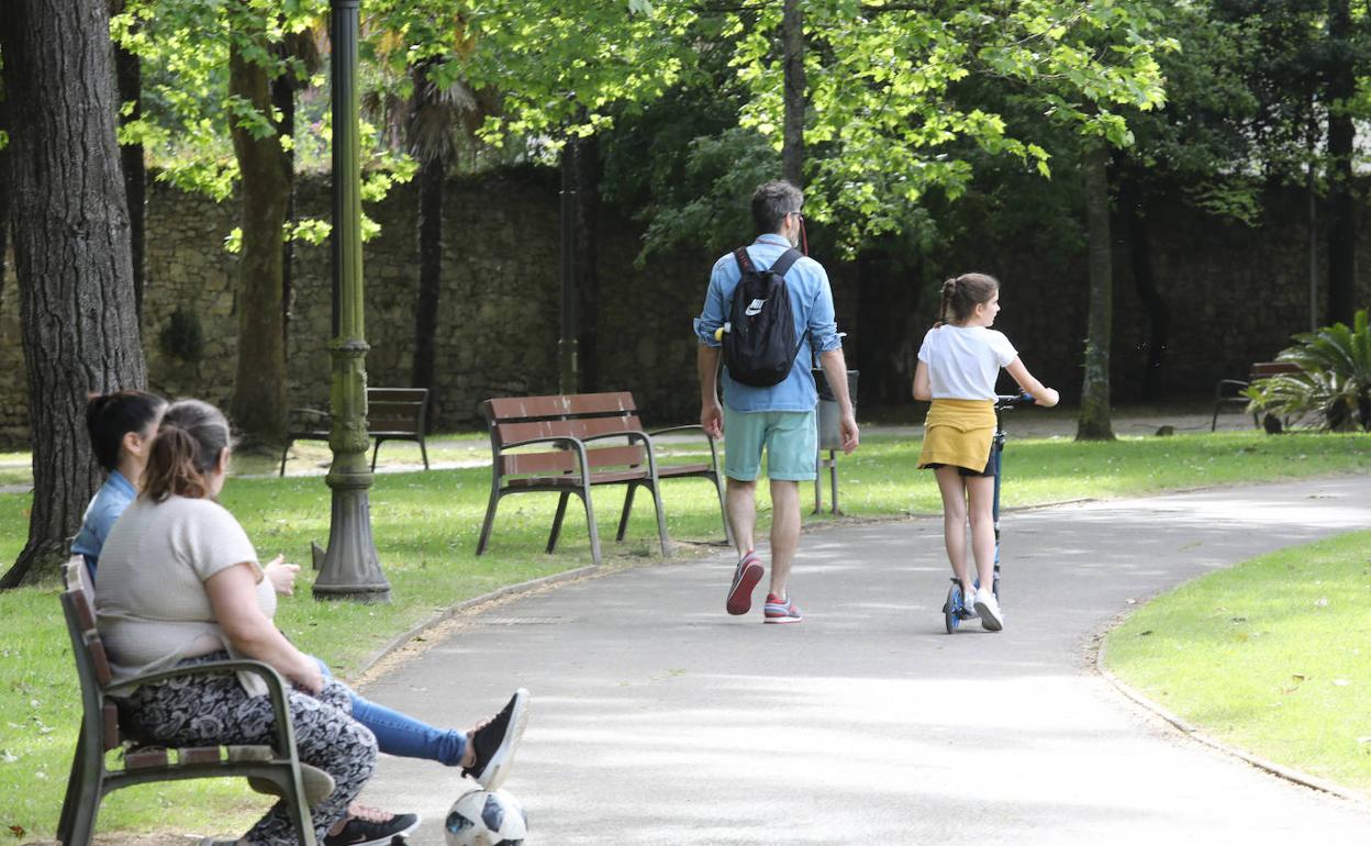 Paseantes en el parque Ferrera, donde se produjo uno de los robos.