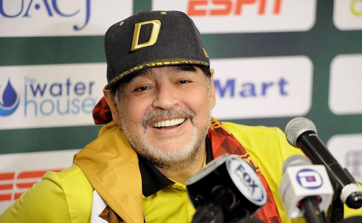 Maradona durante una rueda de prensa en 2018