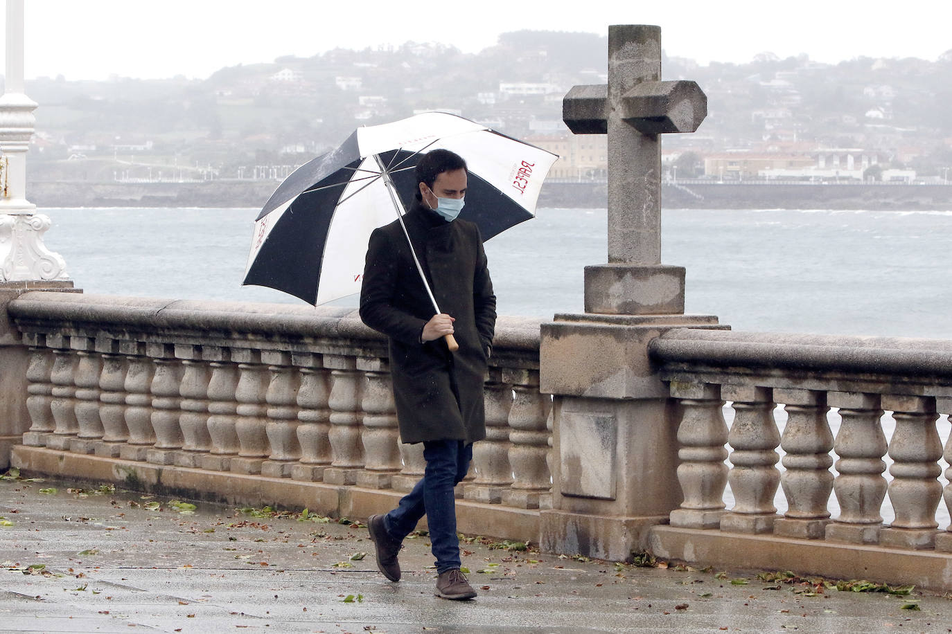 El fuerte viento sorprendió este miércoles a los gijoneses, llegándose a alcanzar rachas de 72 kilómetros por hora. Esto obligó a cerrar el parque Isabel La Católica. A ello se le añaden las lluvias, débiles pero constantes durante la jornada.
