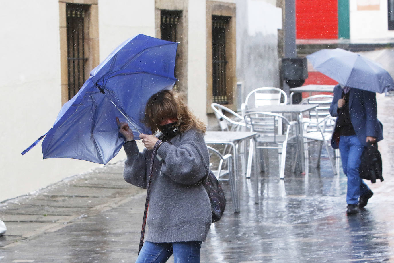 El fuerte viento sorprendió este miércoles a los gijoneses, llegándose a alcanzar rachas de 72 kilómetros por hora. Esto obligó a cerrar el parque Isabel La Católica. A ello se le añaden las lluvias, débiles pero constantes durante la jornada.