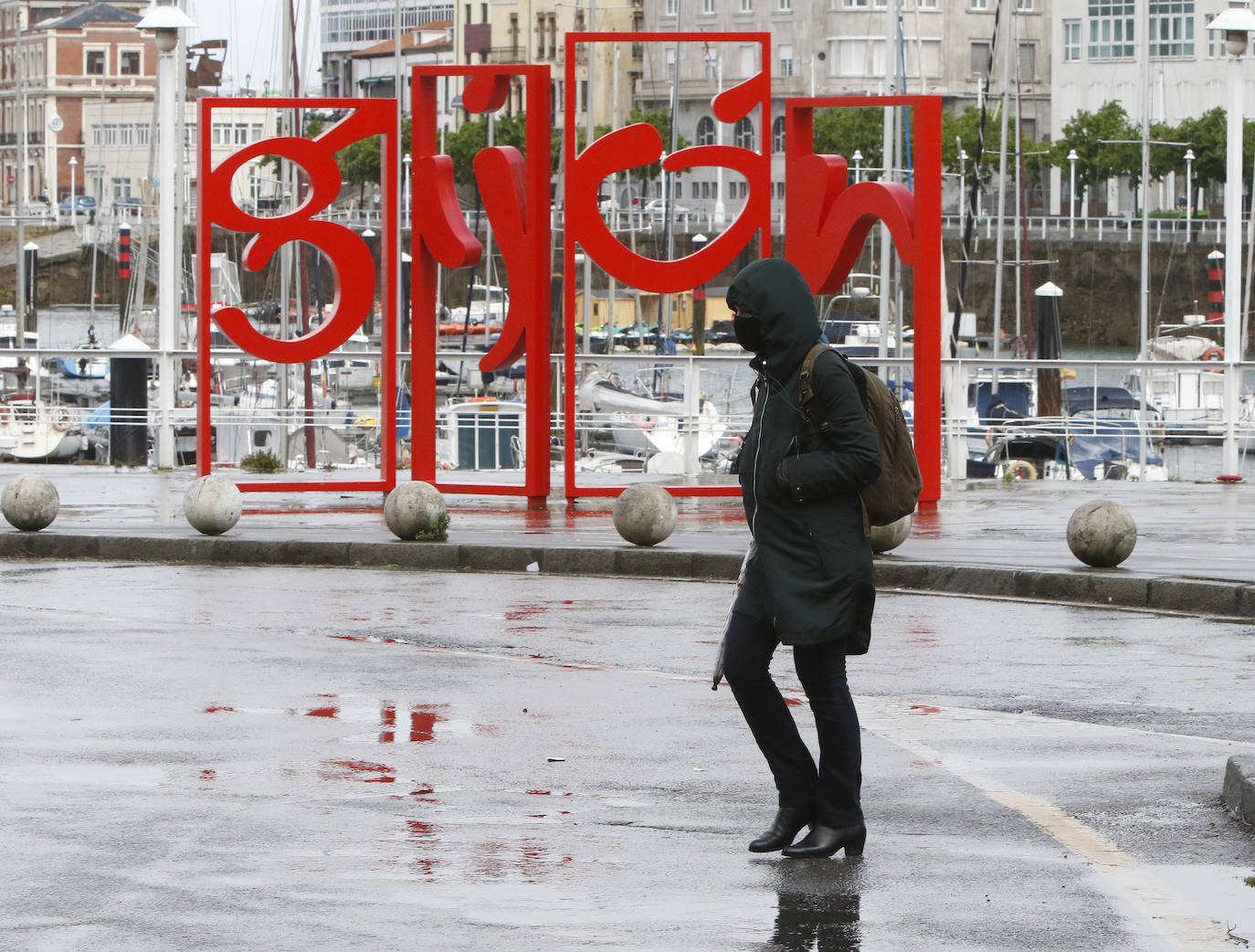 El fuerte viento sorprendió este miércoles a los gijoneses, llegándose a alcanzar rachas de 72 kilómetros por hora. Esto obligó a cerrar el parque Isabel La Católica. A ello se le añaden las lluvias, débiles pero constantes durante la jornada.