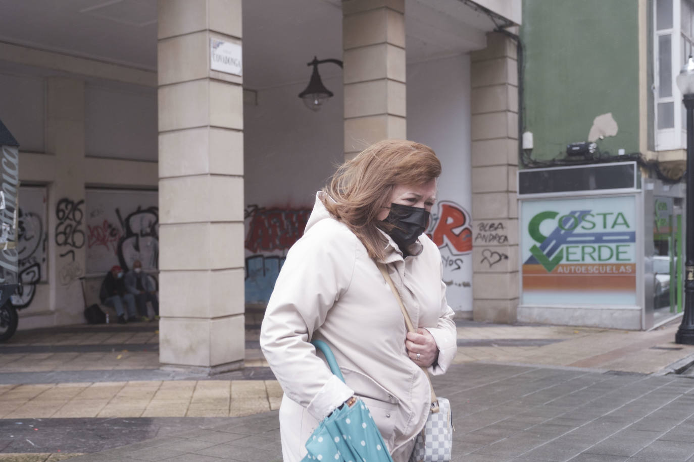 El fuerte viento sorprendió este miércoles a los gijoneses, llegándose a alcanzar rachas de 72 kilómetros por hora. Esto obligó a cerrar el parque Isabel La Católica. A ello se le añaden las lluvias, débiles pero constantes durante la jornada.