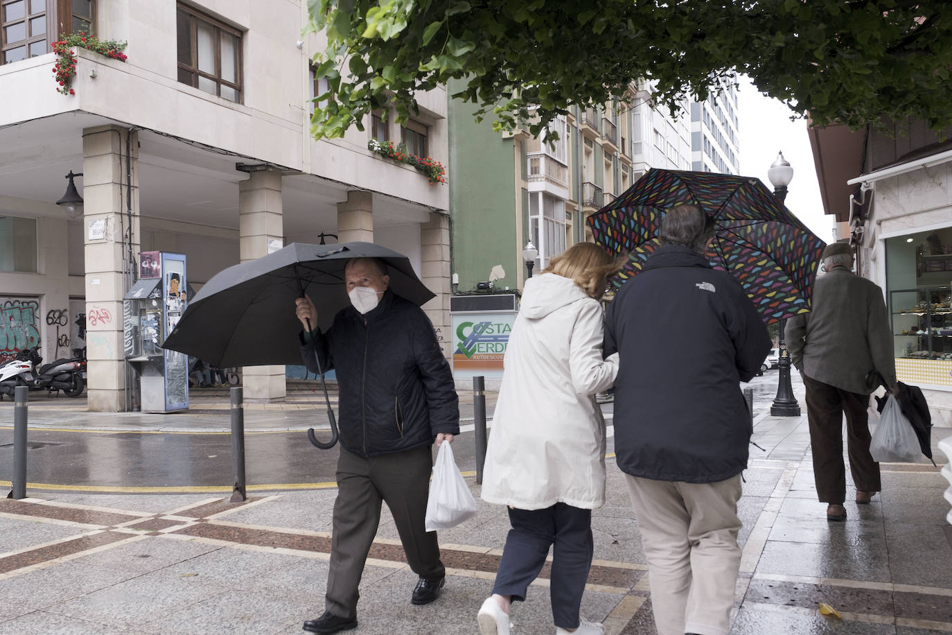 El fuerte viento sorprendió este miércoles a los gijoneses, llegándose a alcanzar rachas de 72 kilómetros por hora. Esto obligó a cerrar el parque Isabel La Católica. A ello se le añaden las lluvias, débiles pero constantes durante la jornada.