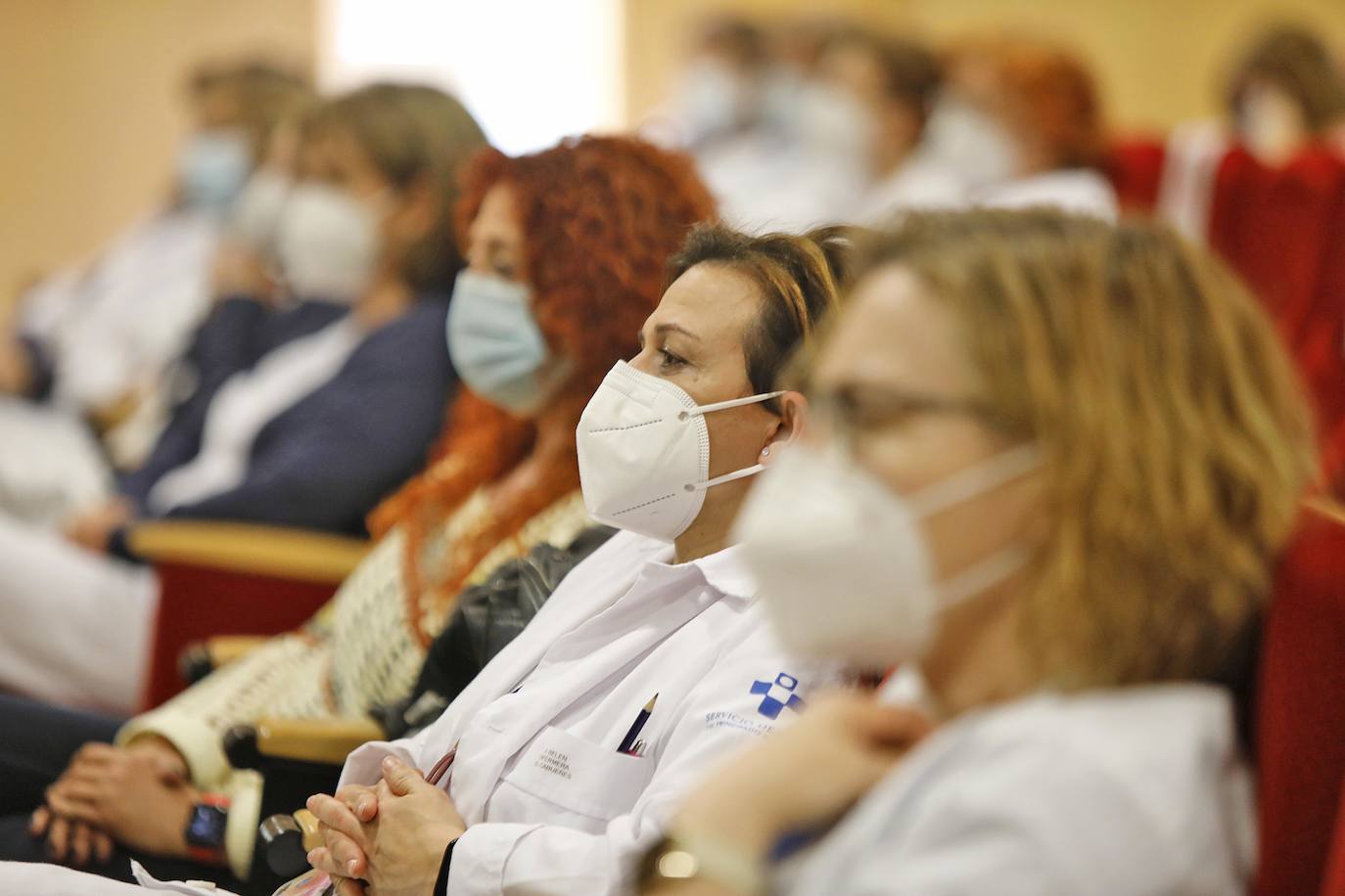 El Día Internacional de la Enfermería se ha celebrado esta mañana un acto con asistencia restringida por la pandemia en el salón de actos del HUCA y en el de Cabueñes.