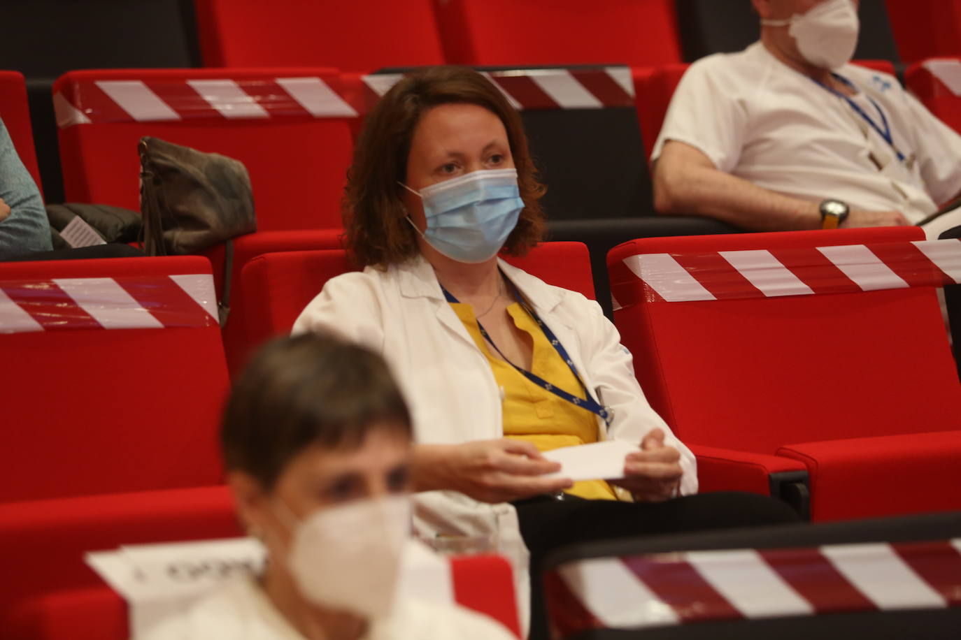 El Día Internacional de la Enfermería se ha celebrado esta mañana un acto con asistencia restringida por la pandemia en el salón de actos del HUCA y en el de Cabueñes.