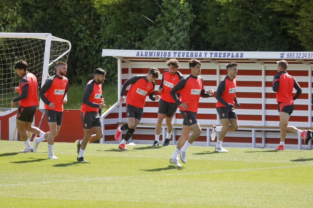 Los jugadores del Sporting que no jugaron o que disputaron pocos minutos ante el Lugo se ejercitaron ayer en Mareo.