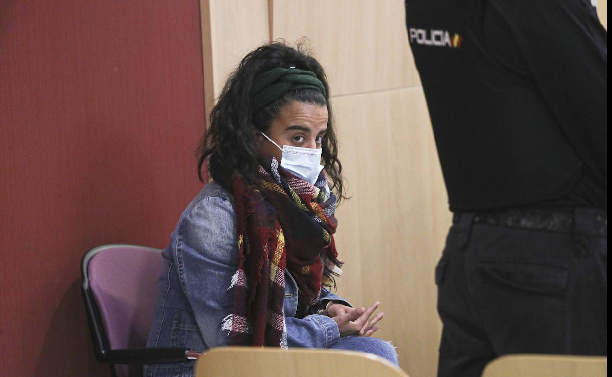 La acusada, Silvia Acebal, hoy, en el banquillo