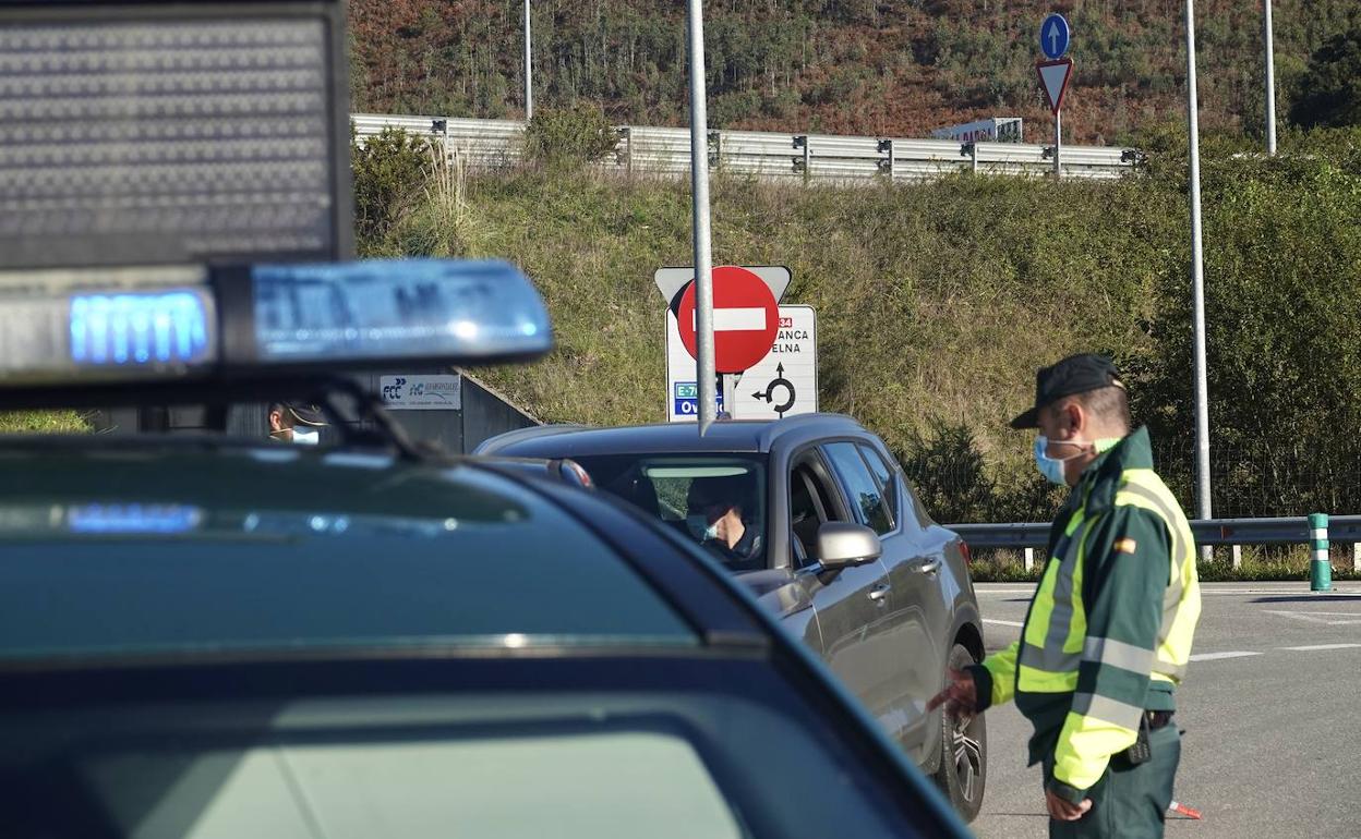 Un control de la Guardia Civil en la A-8 en el oriente asturiano.