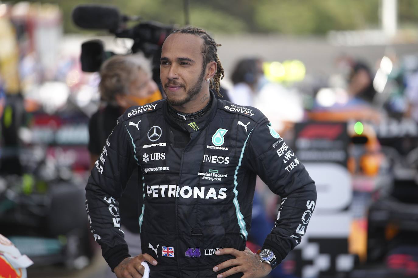 8.  Lewis Hamilton . El británico que compite en Fórmula 1 ganó el año pasado 11 carreras que le otorgaron grandes pagos de bonificación además de los patrocinios de Tommy Hilfiger, Monster Energy y Puma. También está lanzando un equipo en la serie de carreras Extreme E.