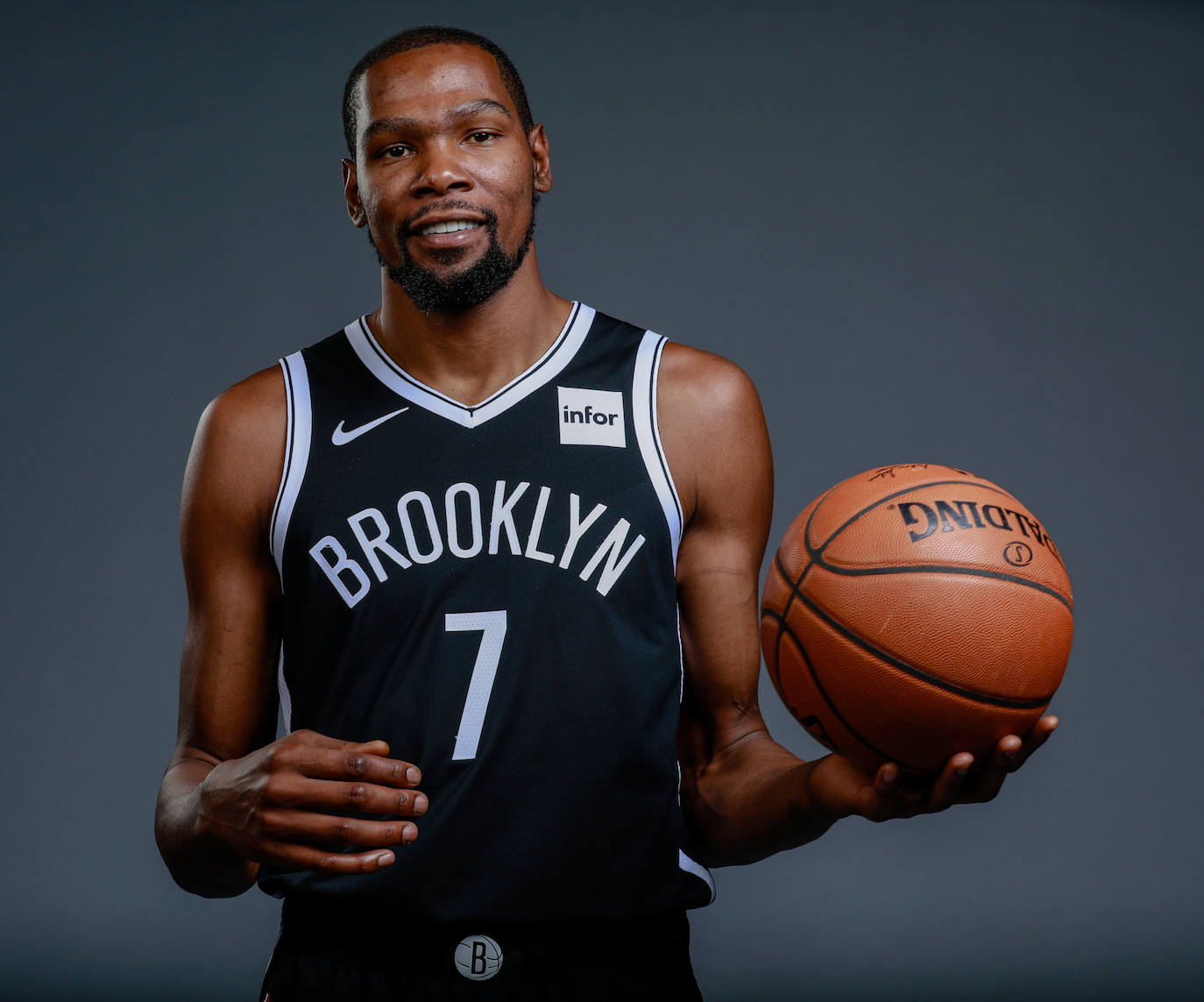 10.  Kevin Durant . El jugador de baloncesto de los Brooklyn Nets se ha convertido en un magnate de los medios con 'Boardroom' y su firma 'Thirty Five Ventures'. Fue productor ejecutivo de 'Two Distant Strangers', que se llevó el Oscar al mejor cortometraje de acción en vivo el mes pasado, y compró una participación en Philadelphia Union de la MLS. 