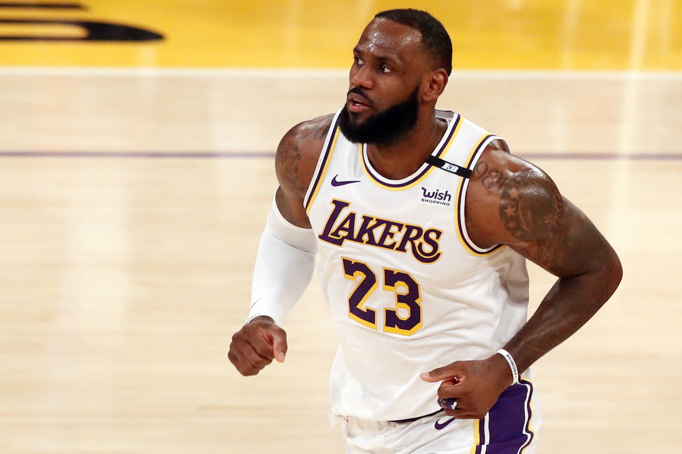 5.  Lebron James . El cuatro veces campeón de la NBA tiene un total de ganancias récord. Debuta como protagonista de Hollywood con el lanzamiento de 'Space Jam: A New Legacy' y tiene un nuevo acuerdo con PepsiCo además de participación en Fenway Sports Group.