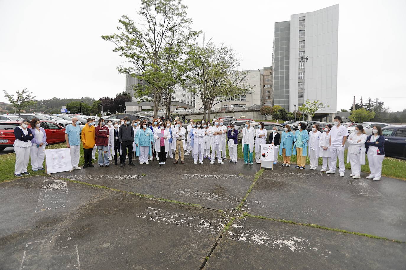 El Hospital Central de Asturias y el de Cabueñes celebraron este jueves 13 de mayo el Día del niño hospitalizado, con la presencia de clowns y la suelta de palomas.