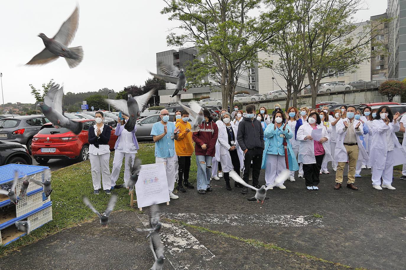 El Hospital Central de Asturias y el de Cabueñes celebraron este jueves 13 de mayo el Día del niño hospitalizado, con la presencia de clowns y la suelta de palomas.