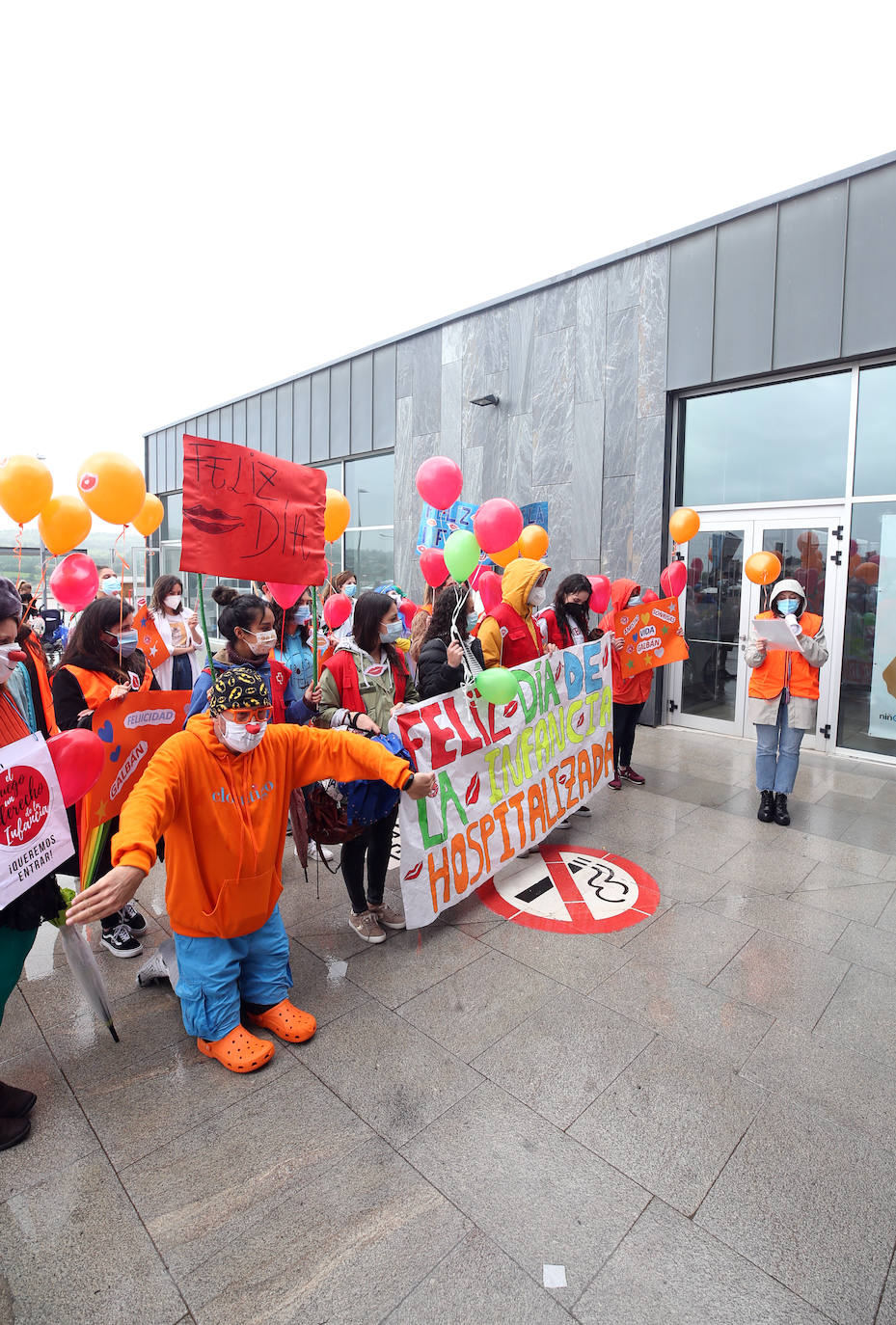 El Hospital Central de Asturias y el de Cabueñes celebraron este jueves 13 de mayo el Día del niño hospitalizado, con la presencia de clowns y la suelta de palomas.