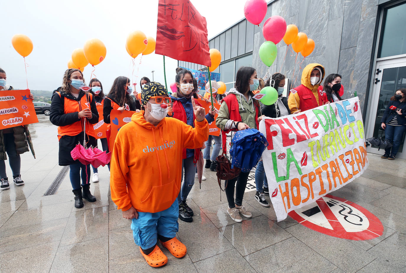 El Hospital Central de Asturias y el de Cabueñes celebraron este jueves 13 de mayo el Día del niño hospitalizado, con la presencia de clowns y la suelta de palomas.