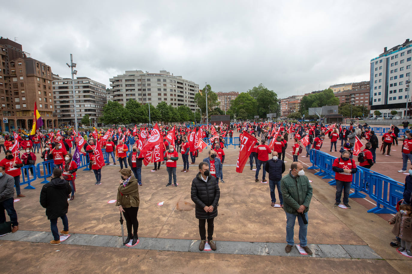 Cerca de mil personas se dieron cita este jueves en la plaza de La Exposición de Avilés. Los sindicatos lanzaron una clara advertencia. Si el Gobierno no escucha sus demandas, las movilizaciones se «endurecerán» y no se descarta «ningún escenario», ni siquiera el de llevarlas fuera de las fronteras asturianas.