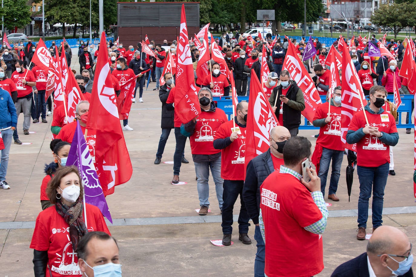 Cerca de mil personas se dieron cita este jueves en la plaza de La Exposición de Avilés. Los sindicatos lanzaron una clara advertencia. Si el Gobierno no escucha sus demandas, las movilizaciones se «endurecerán» y no se descarta «ningún escenario», ni siquiera el de llevarlas fuera de las fronteras asturianas.