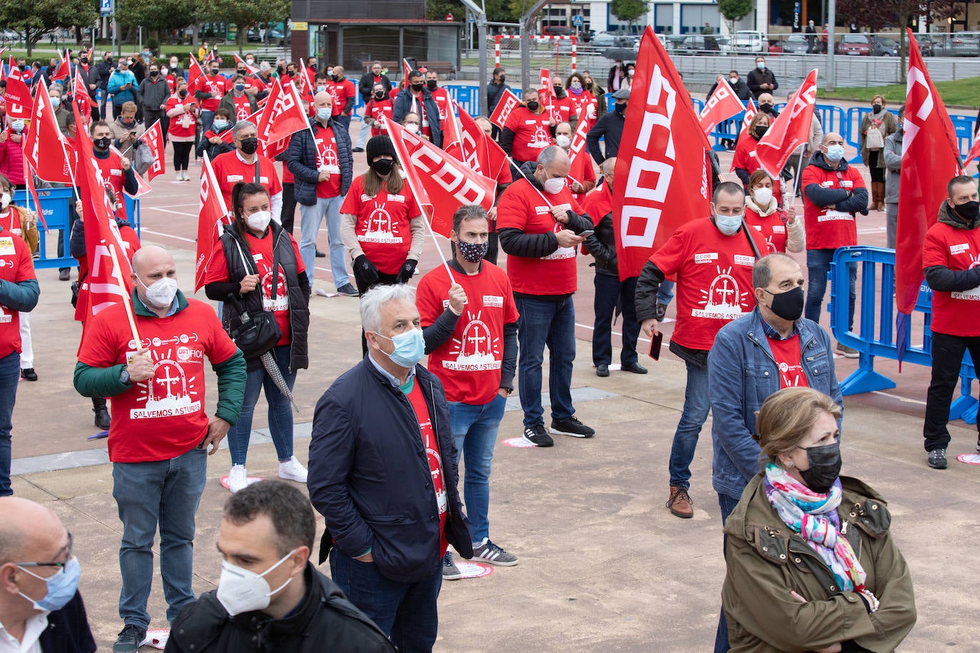 Cerca de mil personas se dieron cita este jueves en la plaza de La Exposición de Avilés. Los sindicatos lanzaron una clara advertencia. Si el Gobierno no escucha sus demandas, las movilizaciones se «endurecerán» y no se descarta «ningún escenario», ni siquiera el de llevarlas fuera de las fronteras asturianas.