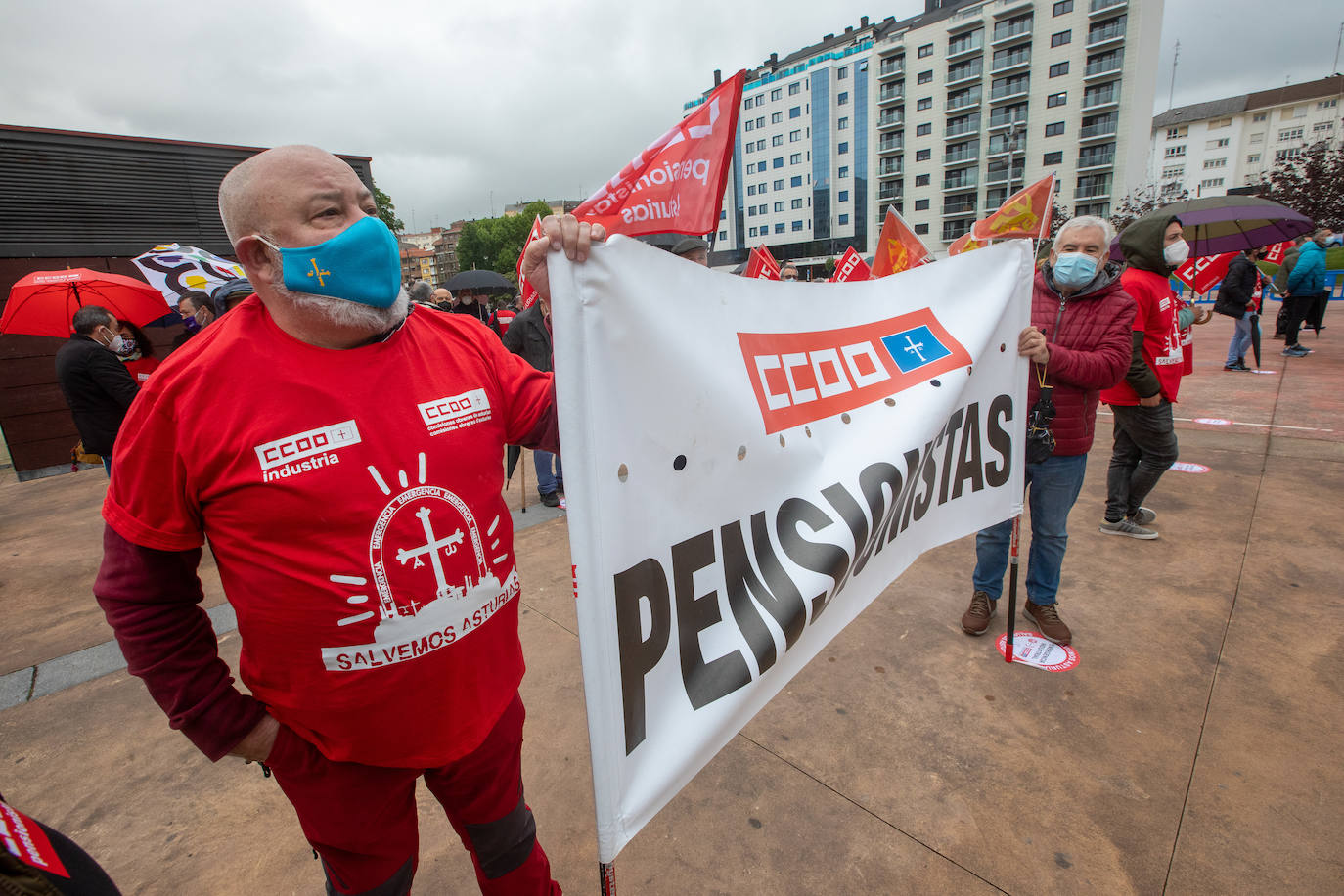 Cerca de mil personas se dieron cita este jueves en la plaza de La Exposición de Avilés. Los sindicatos lanzaron una clara advertencia. Si el Gobierno no escucha sus demandas, las movilizaciones se «endurecerán» y no se descarta «ningún escenario», ni siquiera el de llevarlas fuera de las fronteras asturianas.