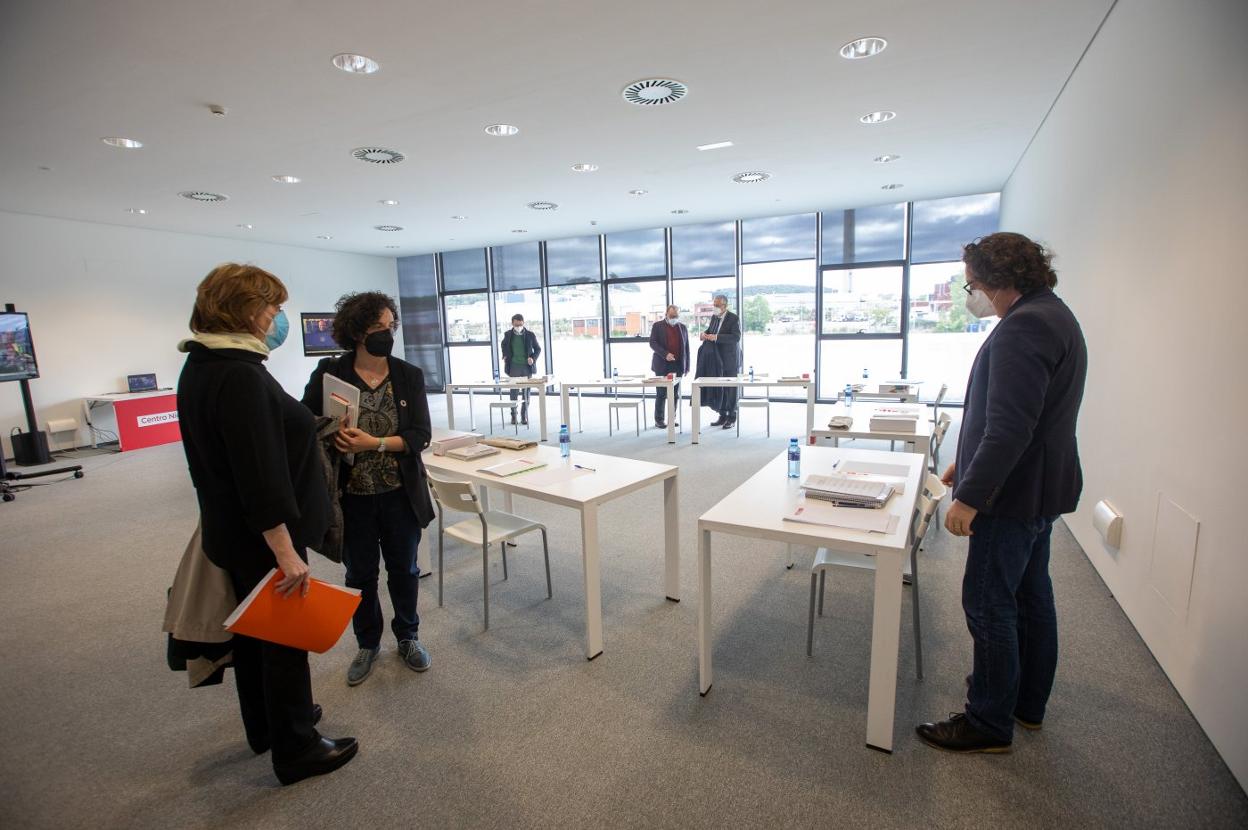 La alcaldesa, la consejera de Cultura y el director del Niemeyer antes de la reunión de patronato. 