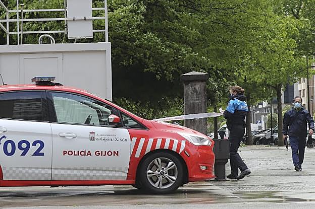 Una agente de la Policía Local cierra uno de los accesos al parque de Isabel la Católica desde la avenida de Castilla. 