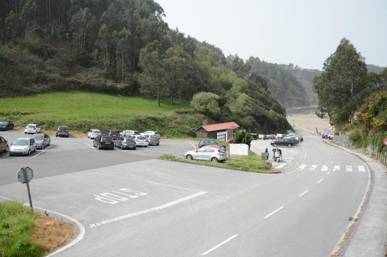 El aparcamiento municipal con la playa de Aguilar al fondo. 