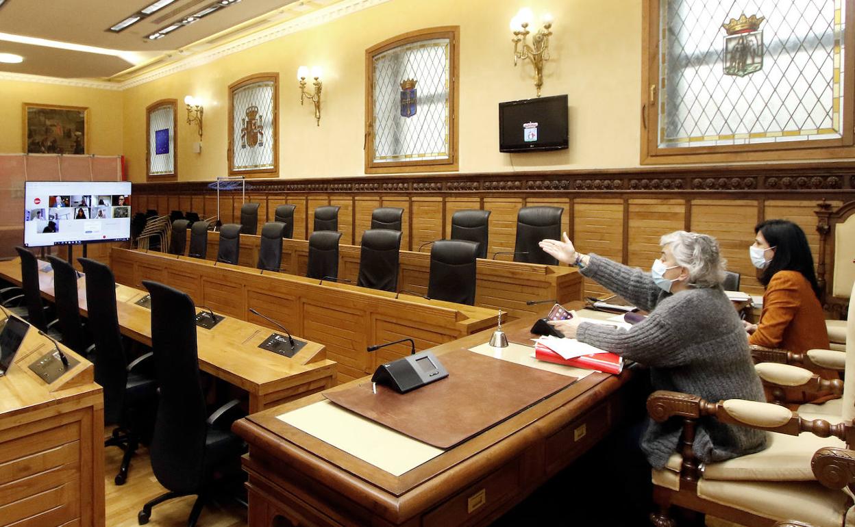 Ana González, en la sesión de la Comisión de Urbanismo.