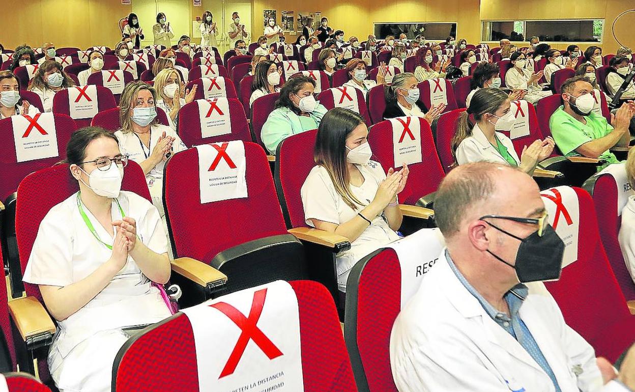 El personal del Hospital de Cabueñes aplaude a Iris Castañón. 