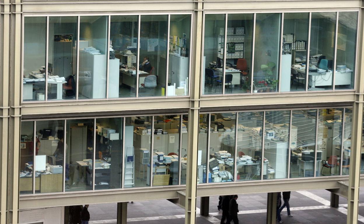 Empleados públicos trabajando en una consejería del Principado.