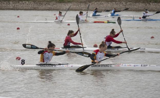 Sara Ouzande y Carolina García cruzan la línea de meta en tercera posición en la final de K-2 500 en Hungría