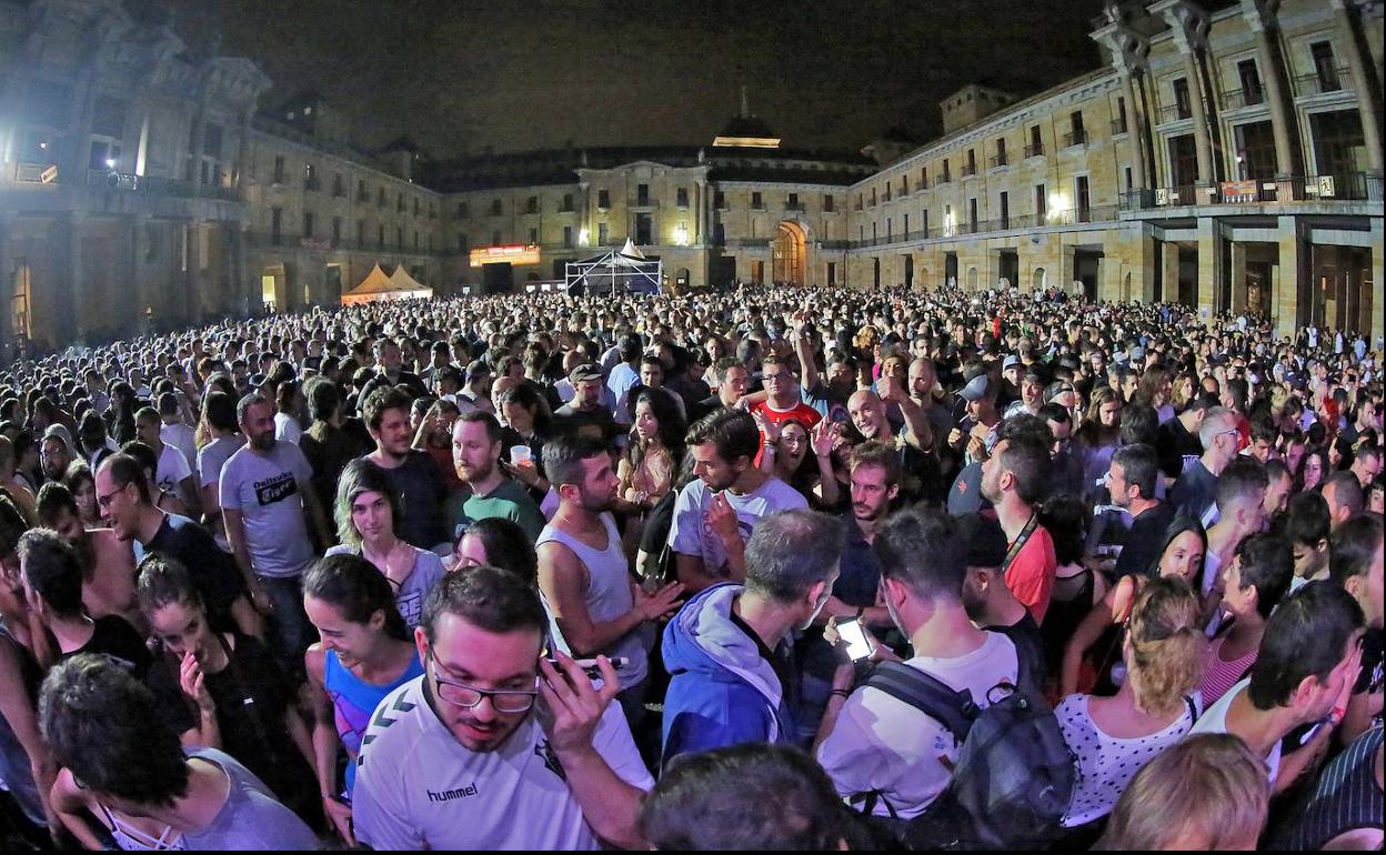 Público en el concierto de Bad Religion en el patio de la Laboral para el festival Tsunami Xixón