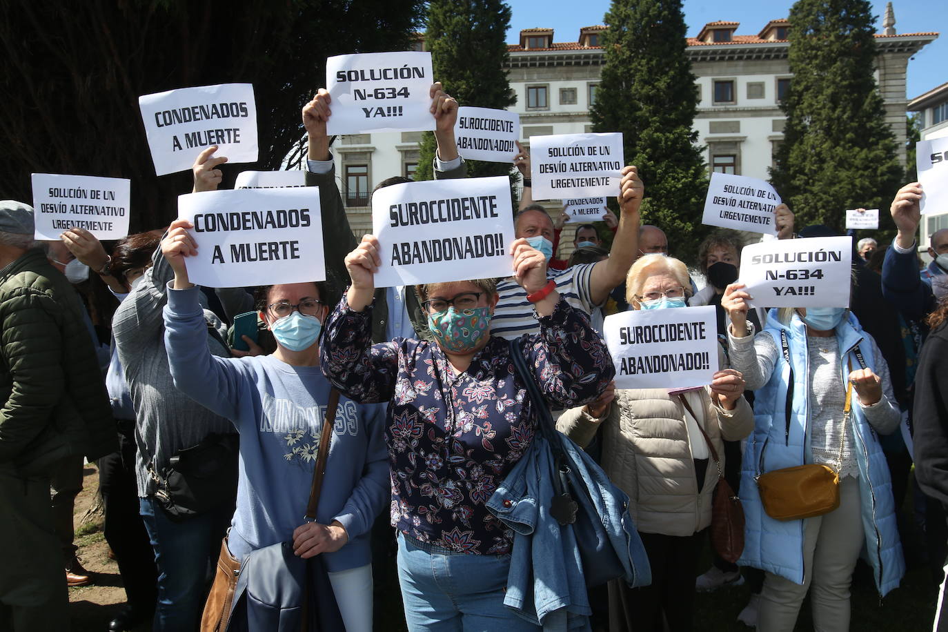 Los ayuntamientos de Salas y Tineo convocaron una concentración ante la sede de la Delegación del Gobierno en Oviedo