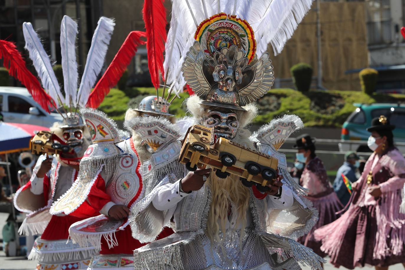 Sus pasos de coreografía, un permanente bamboleo de izquierda a derecha y derecha a izquierda, desde los hombros hasta los pies, van acompañados por matracas, tambores, bombos, trompetas y platillos. Se practica en Bolivia, Perú y también en el norte de Chile