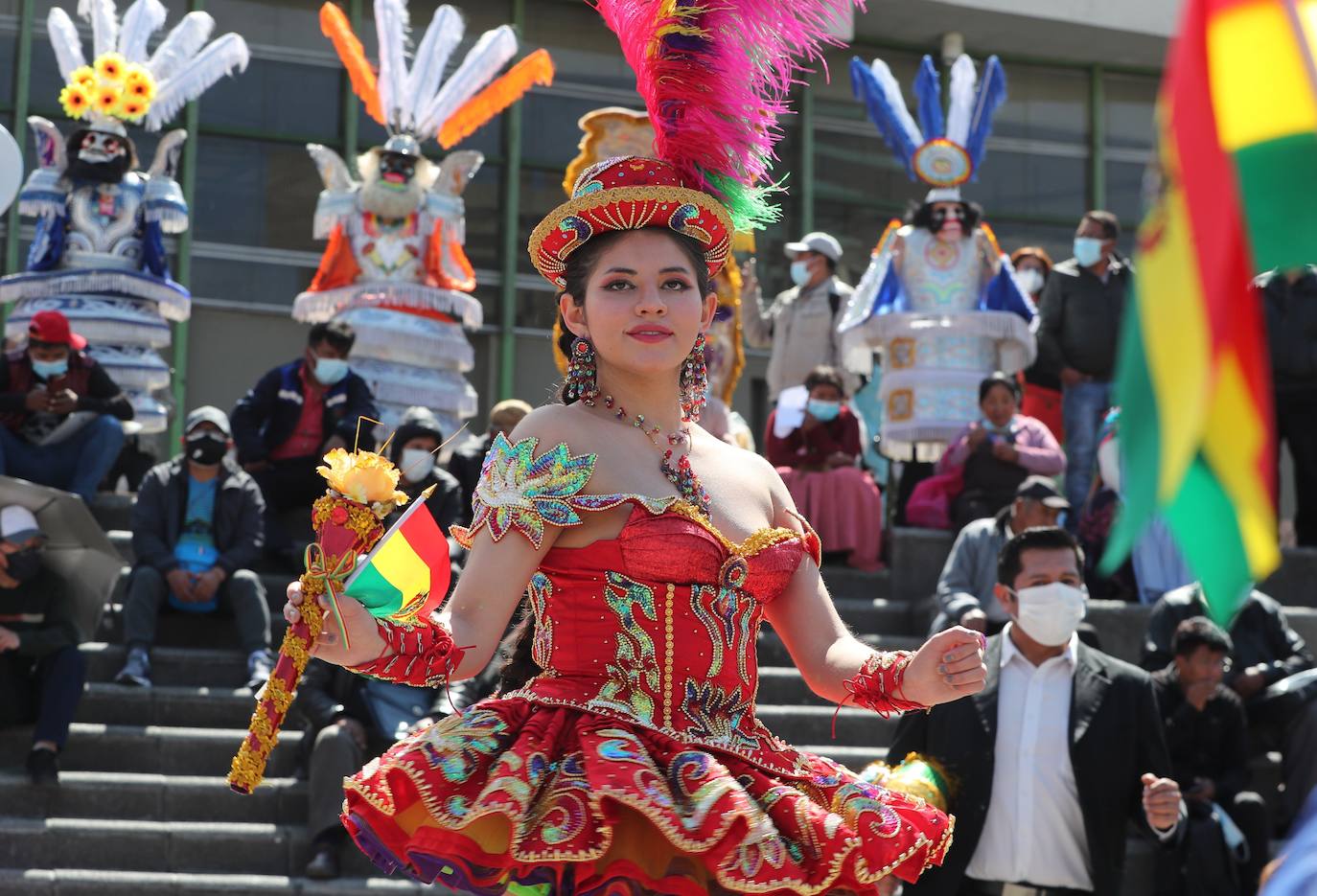 Un grupo de bailarines del Transporte Pesado Primero de Mayo realizan la danza de la morenada en la plaza de San Francisco en La Paz (Bolivia). Bolivia prepara demostraciones y festivales para preservar la «identidad» del patrimonio del país, ante la declaración de la morenada como Patrimonio Cultural de Puno en Perú