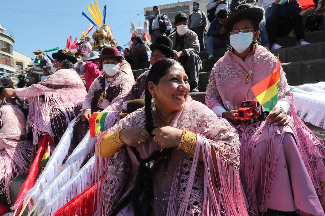 Un grupo de bailarines del Transporte Pesado Primero de Mayo realizan la danza de la morenada en la plaza de San Francisco en La Paz (Bolivia). Bolivia prepara demostraciones y festivales para preservar la «identidad» del patrimonio del país, ante la declaración de la morenada como Patrimonio Cultural de Puno en Perú