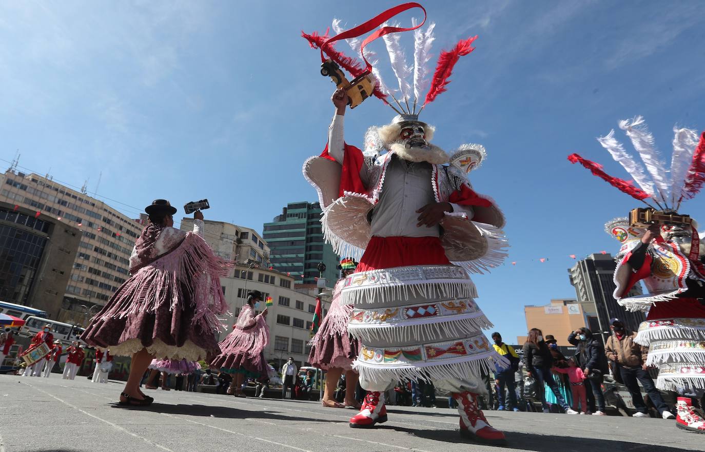 Un grupo de bailarines del Transporte Pesado Primero de Mayo realizan la danza de la morenada en la plaza de San Francisco en La Paz (Bolivia). Bolivia prepara demostraciones y festivales para preservar la «identidad» del patrimonio del país, ante la declaración de la morenada como Patrimonio Cultural de Puno en Perú