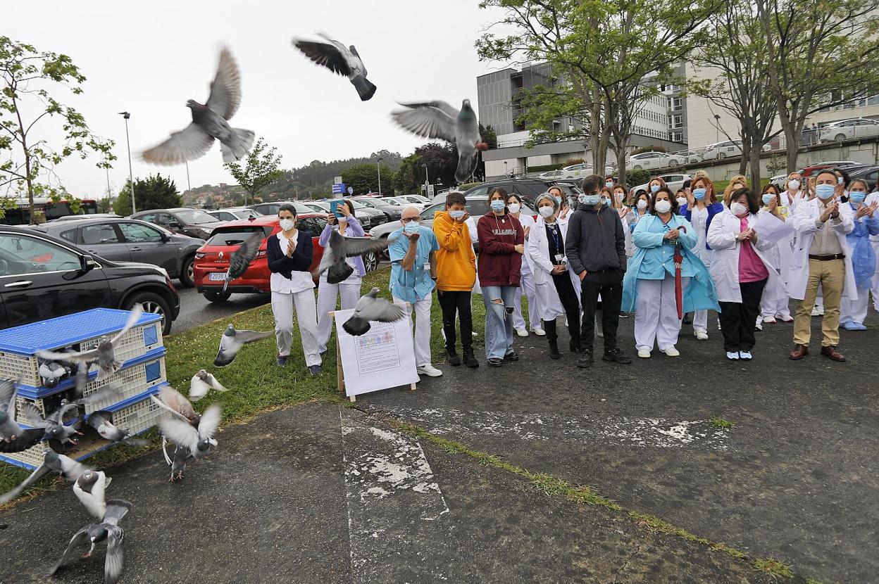 En el helipuerto del hospital de Cabueñes se soltaron palomas. 