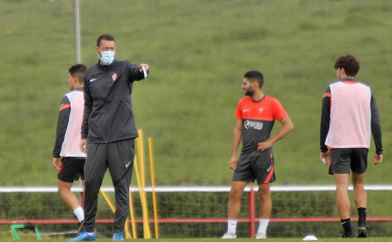 Sergio Sánchez da instrucciones a sus jugadores durante el entrenamiento del Sporting B en Mareo. 