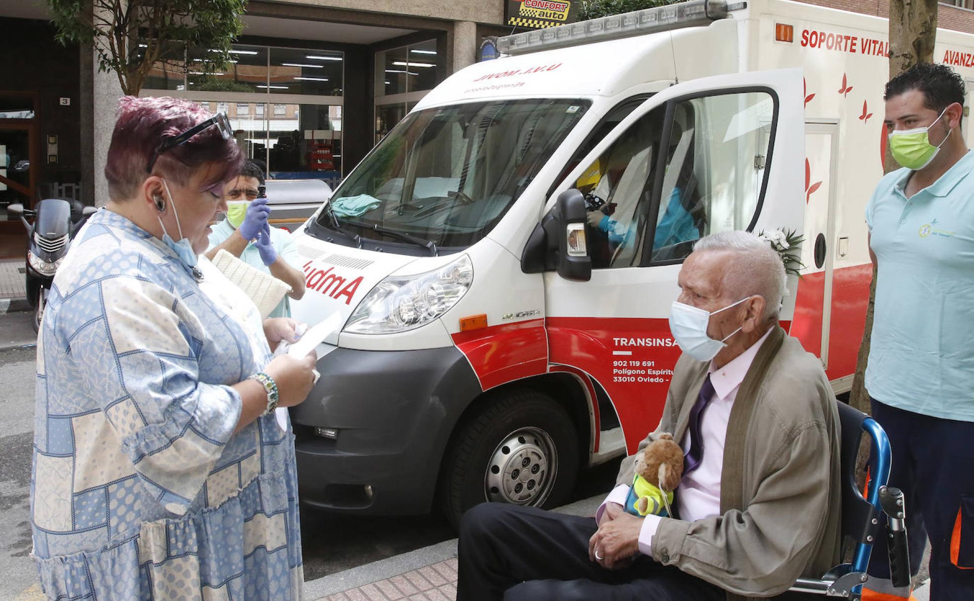 Ángela Huergo lee una declaración de amor incondicional a David Fernández Baltar, con quien lleva 21 años de relación, antes de subir a la UVI que les llevó a los juzgados.